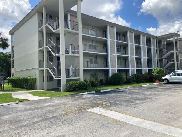 2998 NW 48th Terrace 332, Lauderdale Lakes, FL 33313
